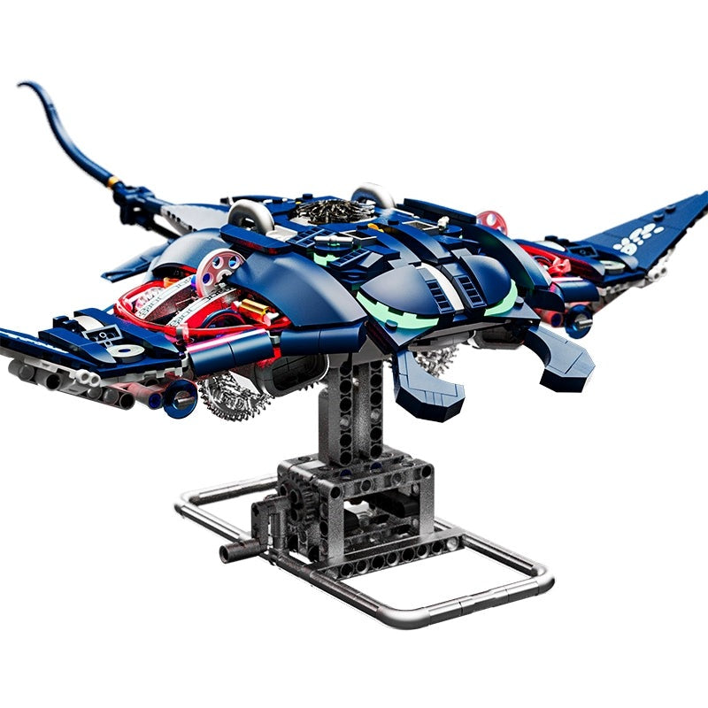 Mechanical Manta Ray – MJI 13057 motorised building set – assembled mechanical manta ray (navy/red) on its grey stand, on a white background