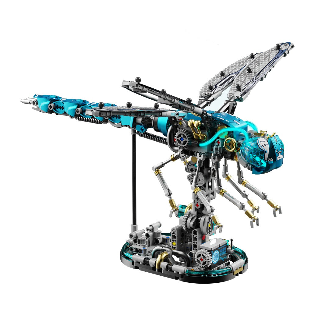Mechanical Dragonfly – MJI 13086 motorised building set – assembled blue dragonfly on its round base on white background