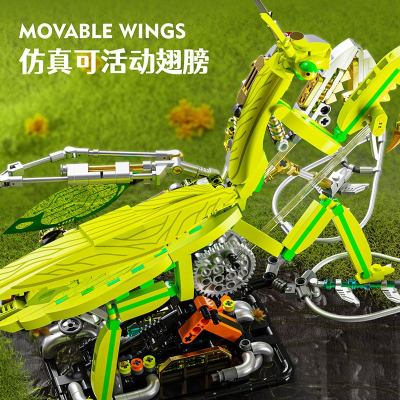 Mechanical Mantis – MJI 13055 motorised building set – movable wings, close-up on outdoor backdrop