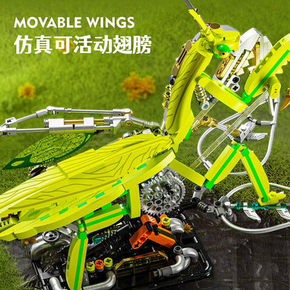 Mechanical Mantis – MJI 13055 motorised building set – movable wings, close-up on outdoor backdrop