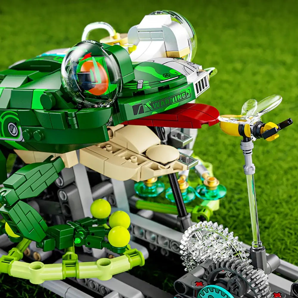 Semi-Mechanical Frog – MJI 13058 motorised building set – close-up of the organic side with eye dome, tongue and bee
