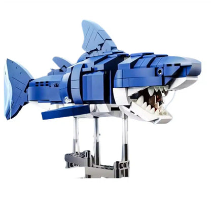 Mechanical Shark – MJI 13054 motorised building set – the organic blue side of the assembled shark on white background