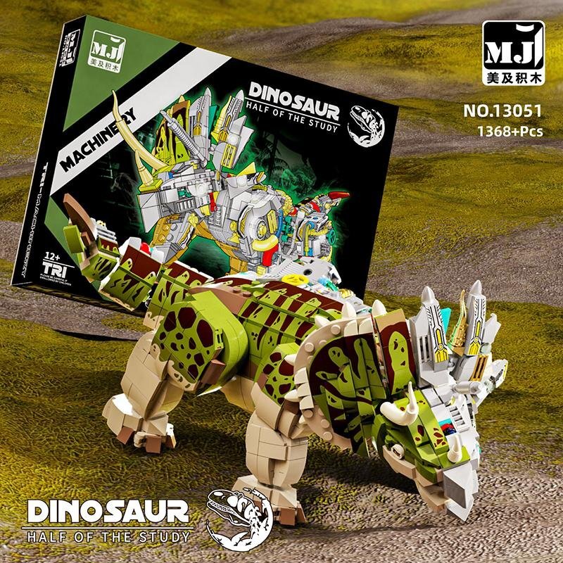 Semi-Mechanical Triceratops – MJI 13051 motorised building set – assembled model next to its retail box