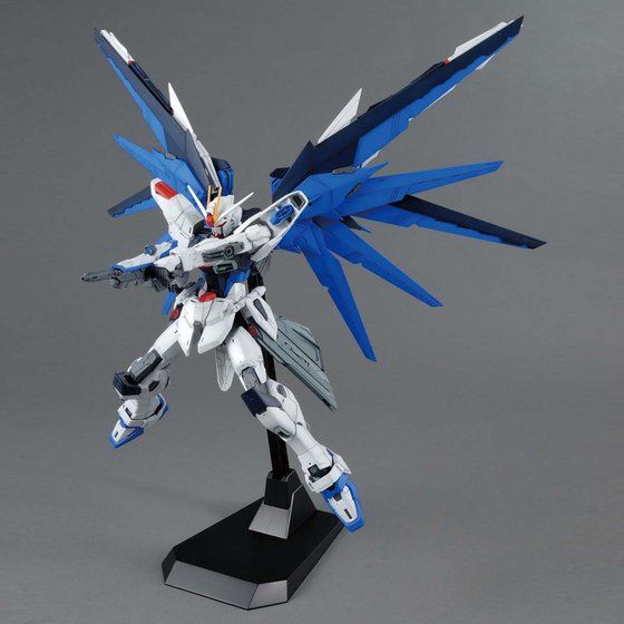 Bandai MG 1/100 Freedom Gundam Ver.2.0 Model Kit