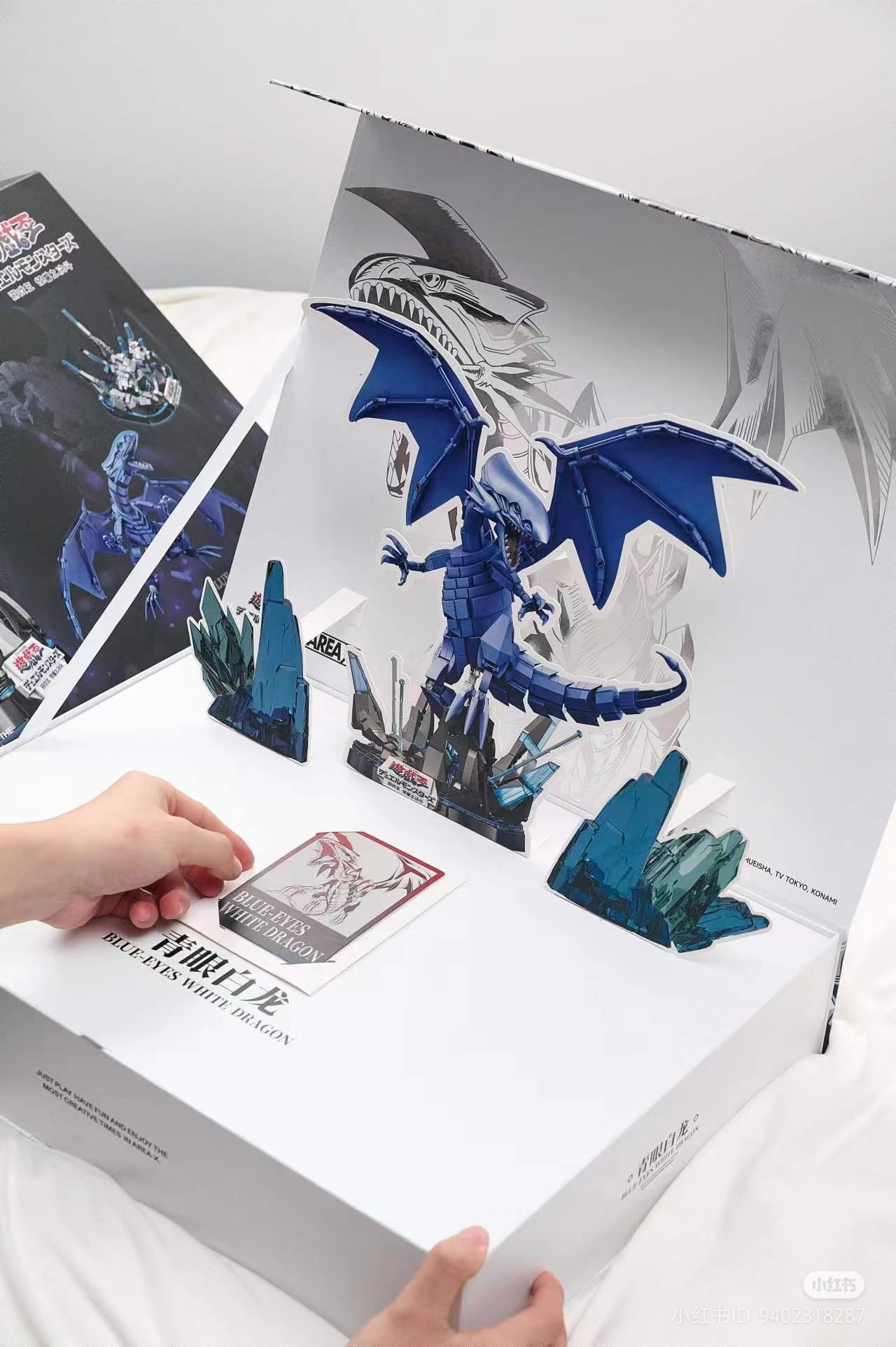 AREA-X AB0004 – Blue-Eyes White Dragon | 1,250 PCS Licensed Building Set – Display Model with Light Base