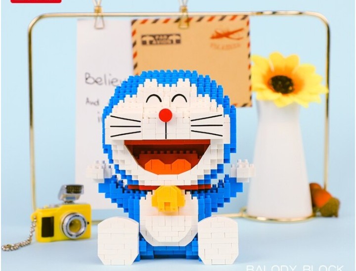 Doraemon – Balody 16131 micro block set – assembled Doraemon on a desk