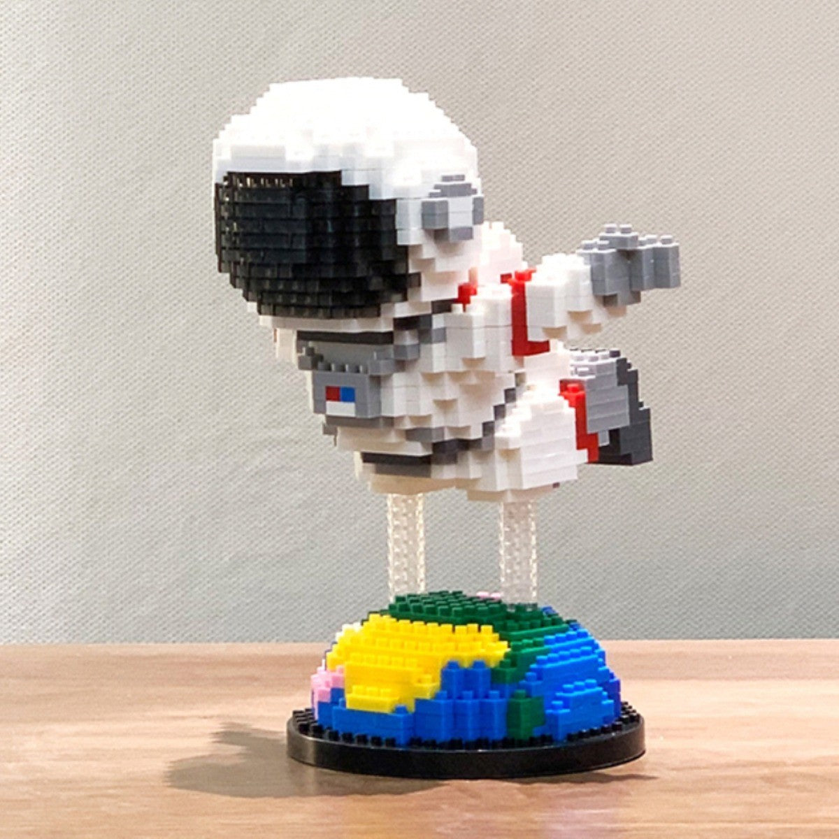 Floating Astronaut – Balody 18361 micro block set – assembled model on a table