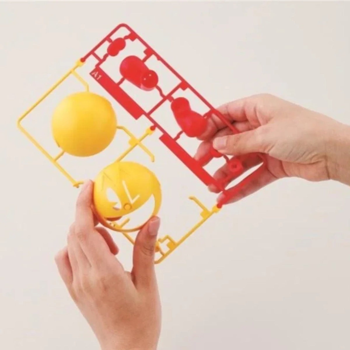 Bandai Entry Grade PAC-MAN PACMODEL – runner held in hand