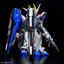 MGSD Freedom Gundam – Bandai – side