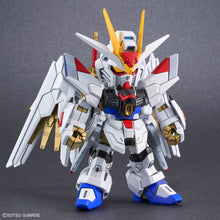 SDCS Mighty Strike Freedom Gundam – Bandai – front alternative