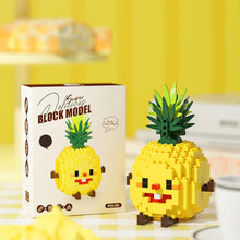 Pineapple – CLC 8923 micro block set – retail box next to the assembled pineapple