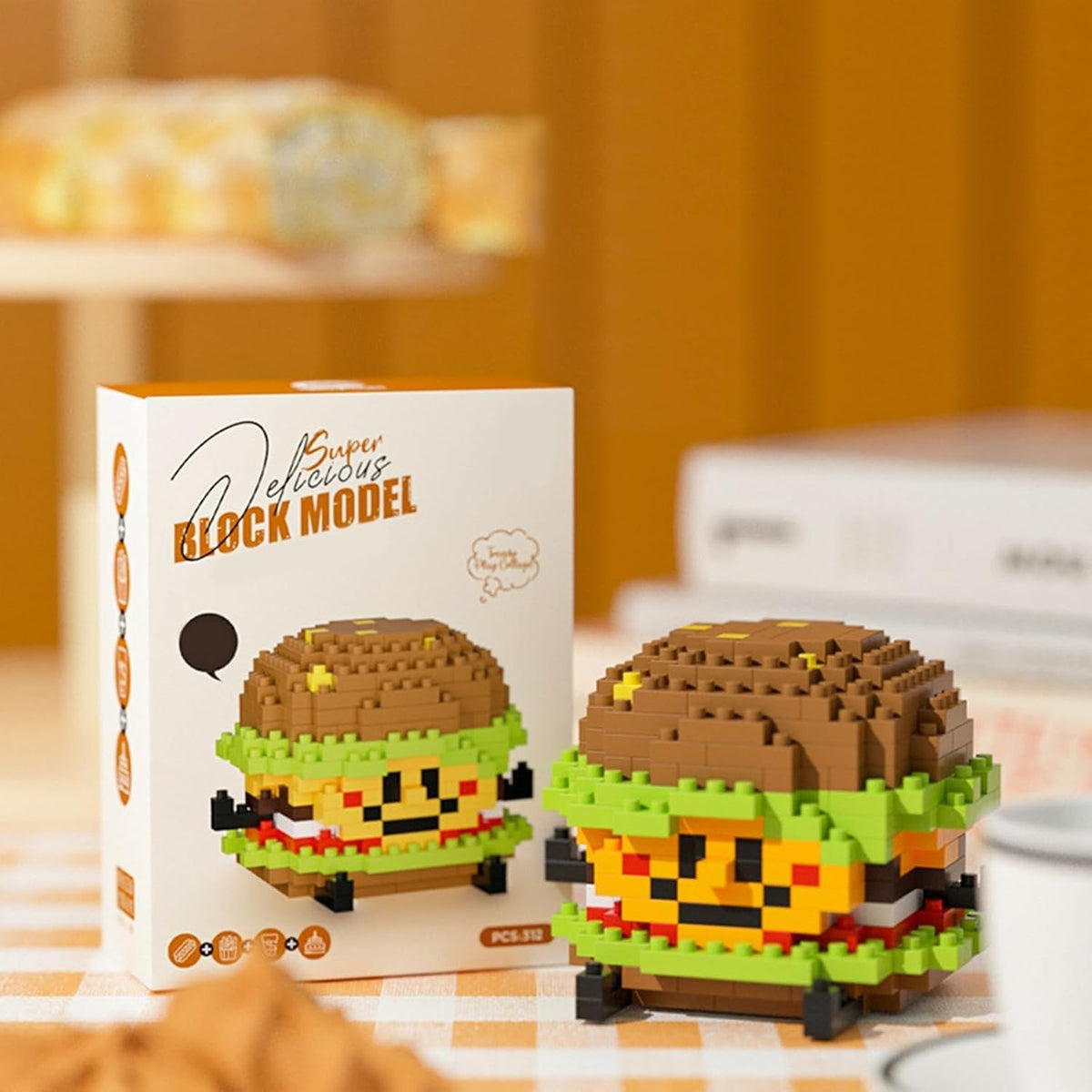 Cheeseburger – CLC 8926 micro block set – retail box next to the assembled cheeseburger