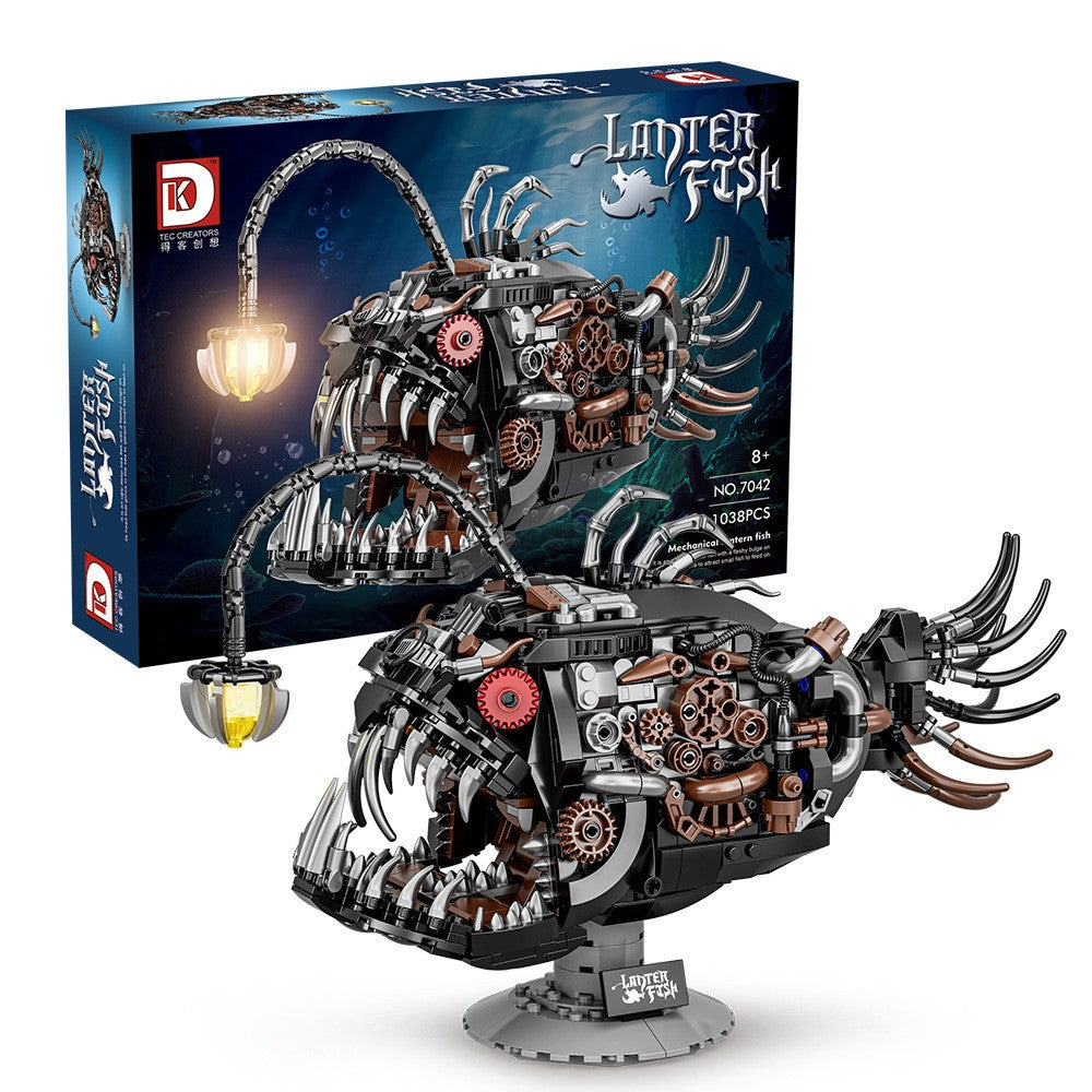 Mechanical Lantern Fish – DK 7042 building set – assembled model next to the retail box