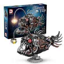 Mechanical Lantern Fish – DK 7042 building set – assembled model next to the retail box