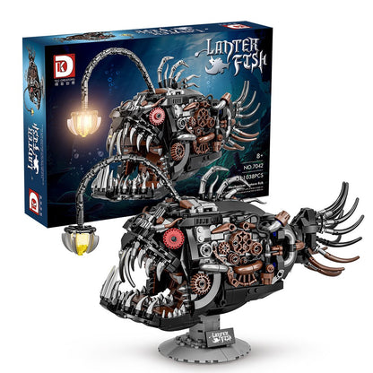 Mechanical Lantern Fish – DK 7042 building set – assembled model next to the retail box