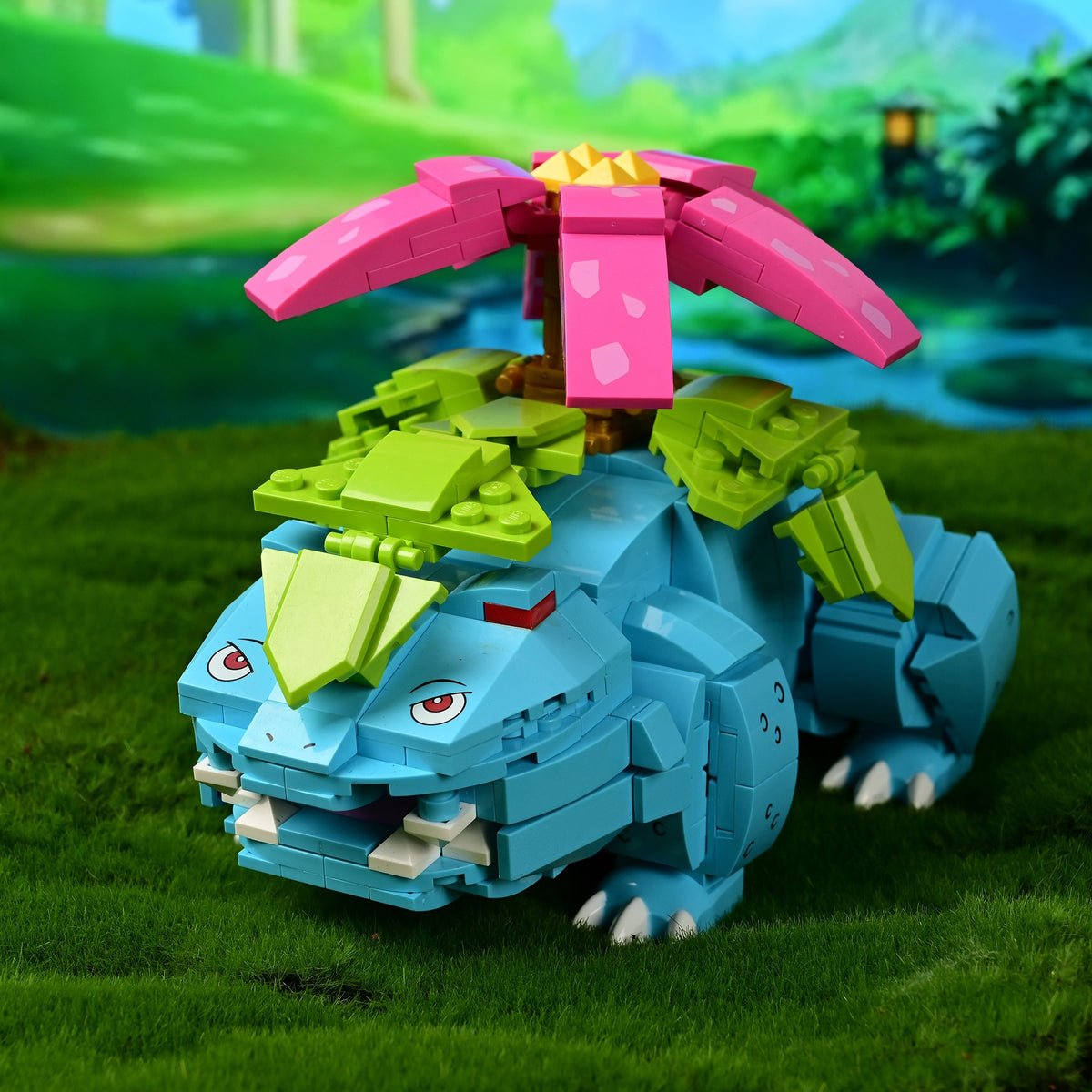 Venusaur – Keeppley B0107 Pokémon building set – assembled model in a forest setting