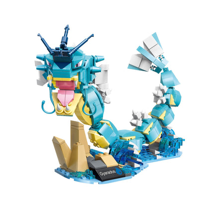 Gyarados – Keeppley B0110 Pokémon building set – assembled model on its display base