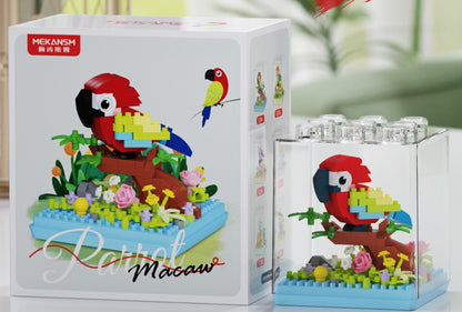 Macaw – MEKANSM K394 micro block set – retail box and the assembled macaw in its dust cover