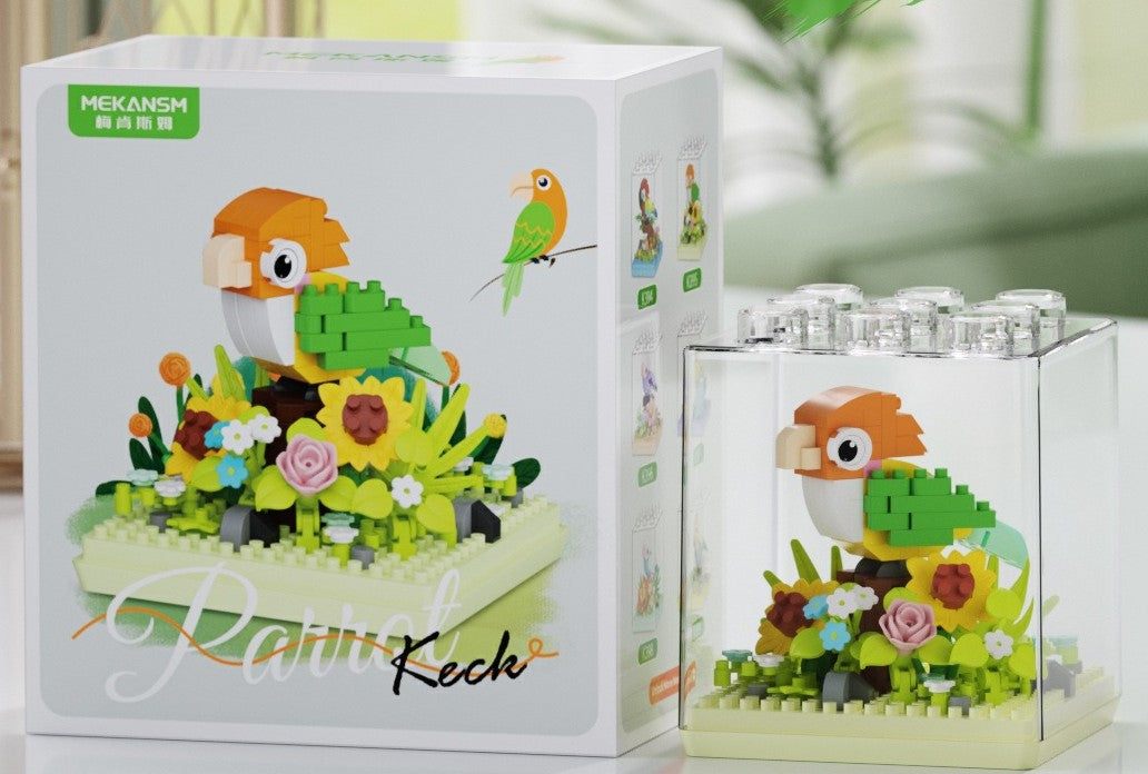 Caique – MEKANSM K395 micro block set – retail box and the assembled caique in its dust cover