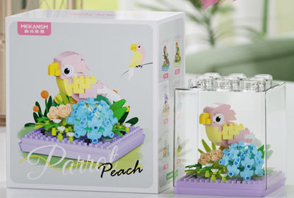 Peach Parrot – MEKANSM K397 micro block set – retail box and the assembled peach-faced lovebird in its dust cover