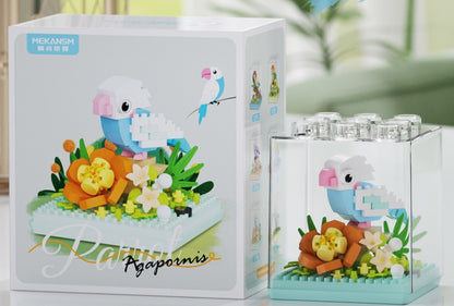 Lovebird – MEKANSM K398 micro block set – retail box and the assembled lovebird in its dust cover