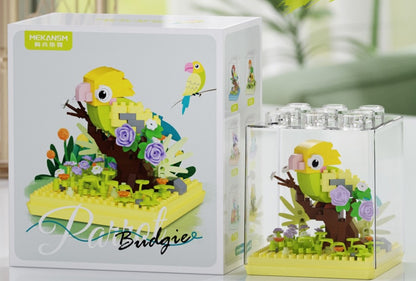 Budgie – MEKANSM K399 micro block set – retail box and the assembled budgie in its dust cover