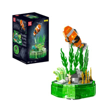 Clownfish Music Box – Mould King 10102 building set – assembled music box next to its retail box