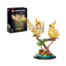 Black-Capped Lory – Mould King 10150 building set – assembled birds on their branch next to the retail box