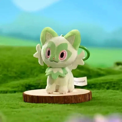Sprigatito – Potdemiel Pokémon heart plush keychain – standing on a wooden stand
