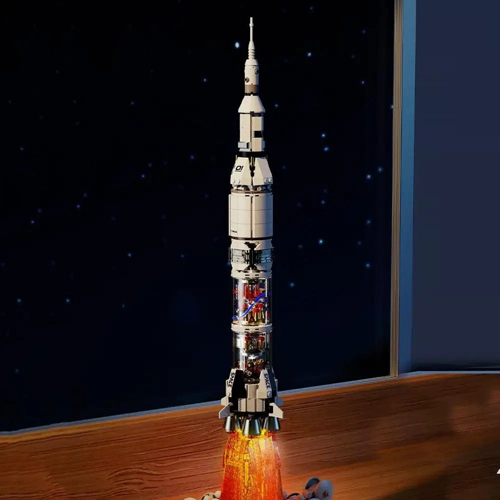 Space Rocket – TUOMU T3006 building set – assembled rocket in a dark room