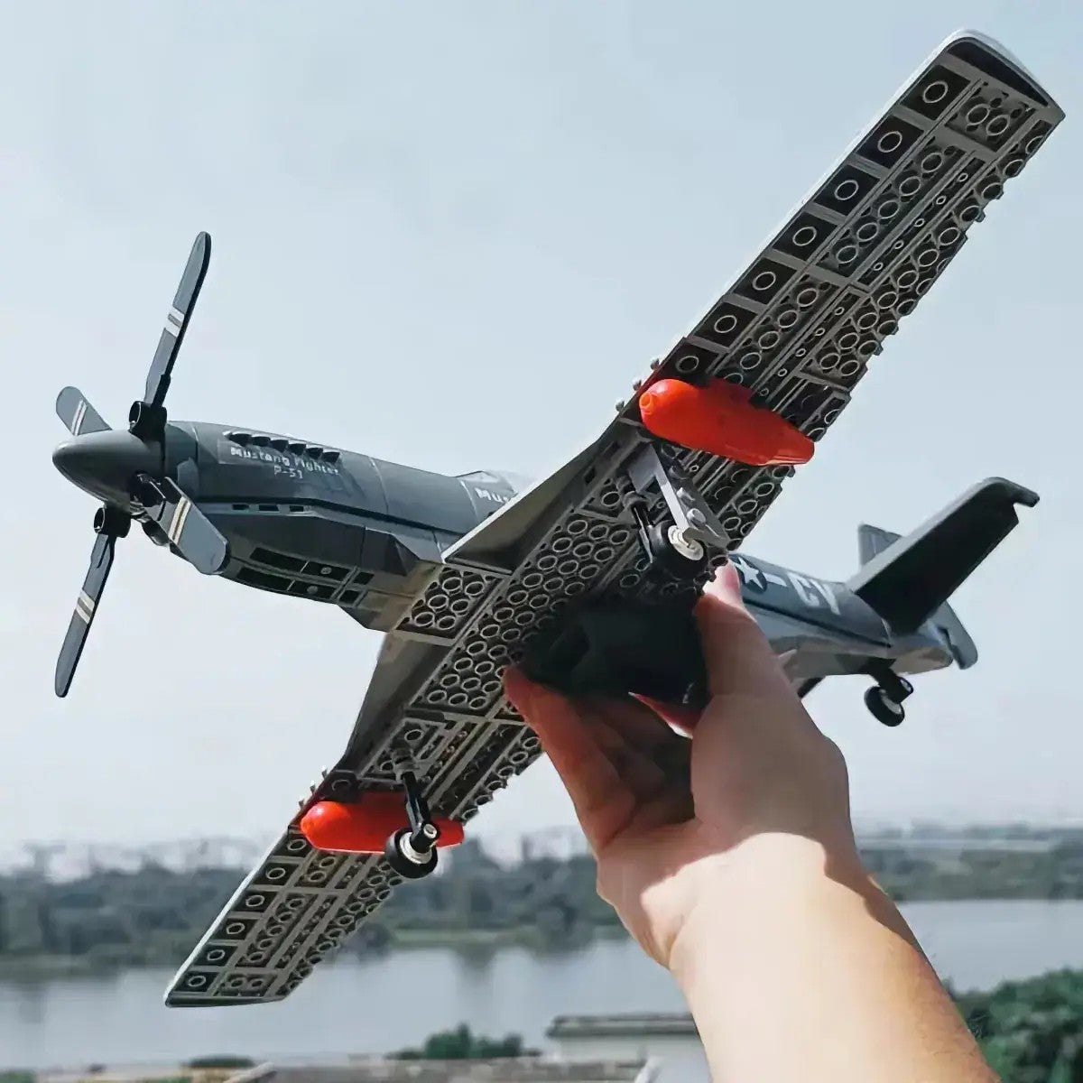 P-51 Mustang – WANGE 4006 building set – assembled model held in the hand for scale