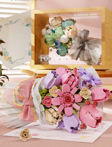 The Gorgeous Blooms – Wonder Moon 804216 building set – pink and green cases side by side