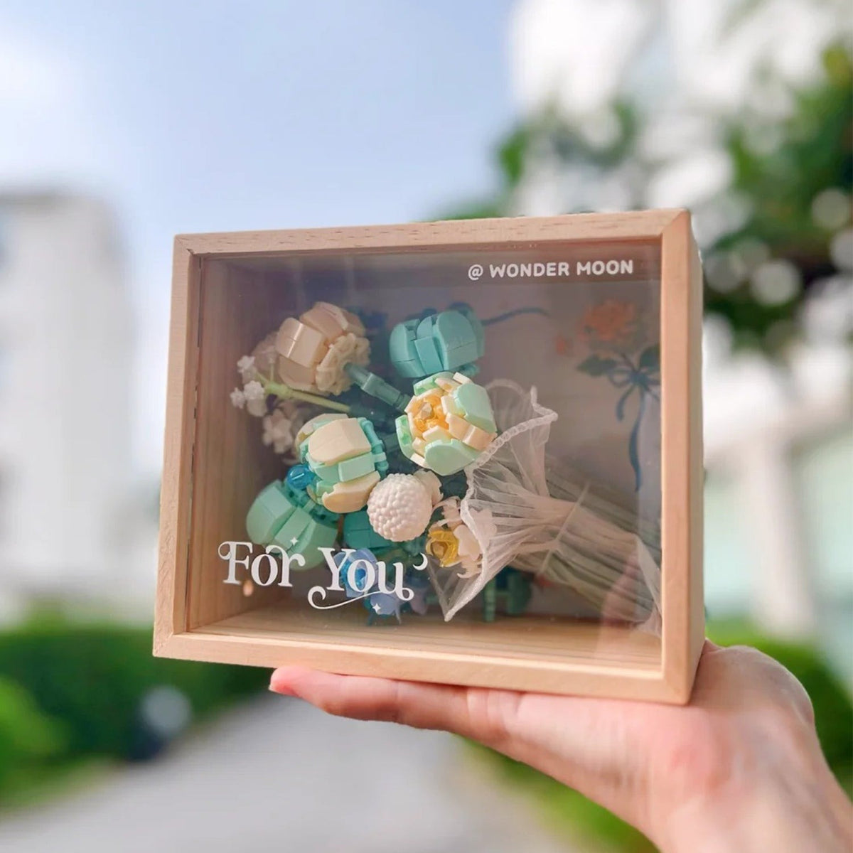 Wonder Moon 804217 The Dreamy Stars flower case – held in hand for size